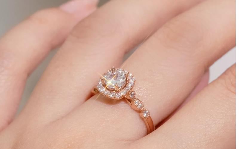 Đeo nhẫn ngón giữa tay phải không phải tín hiệu mặc định chứng minh một người phụ nữ đang trong mối quan hệ tình cảm