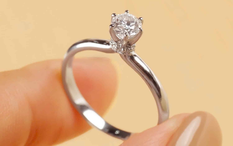 Nhẫn cầu hôn nên ưu tiên phom dáng kinh điển trường tồn như đai trơ