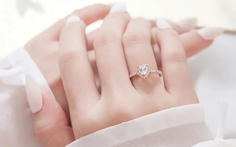 Nhẫn kim cương trái tim thiết kế tinh tế và nhẹ nhàng