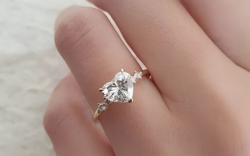 Chọn viên kim cương chủ có kích thước cân đối và phù hợp