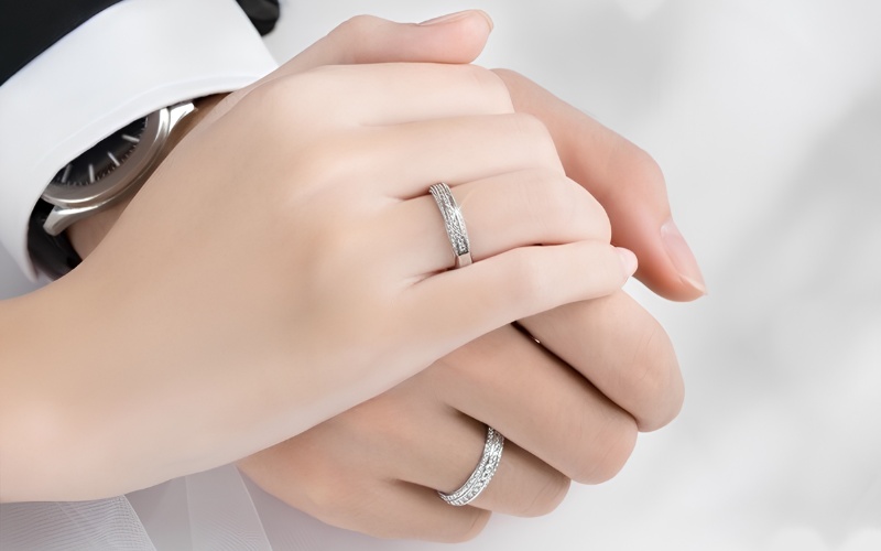 Nhẫn cưới bạch kim có tông màu trắng xám tự nhiên