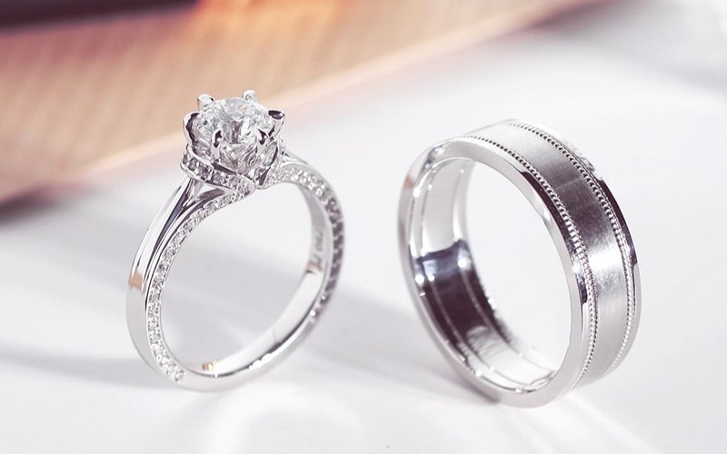 Nhẫn cưới vàng trắng được phủ một lớp rhodium nhằm tăng độ sáng bóng